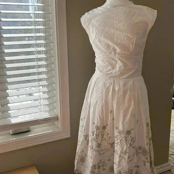 [42]Zarina White Embroidered Sleeveless Pull  Over Mid Dress with Side zipper - Picture 7 of 14